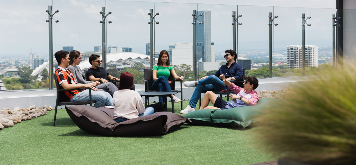 Estudiantes de LEAD University colaborando
